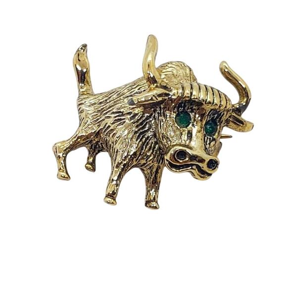 Vintage Bull Brooch Pin Gold Tone Green Rhinestone Eyes Signed E Figurine - Picture 1 of 7